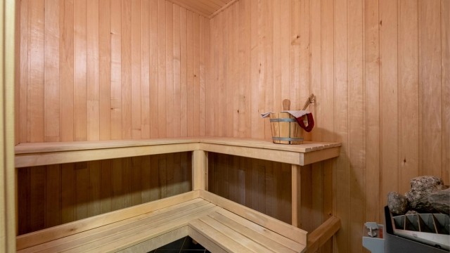 Egen badstue med direkte adkomst fra badet i underetasjen.
