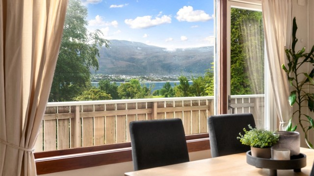 Fra stuen har du flott utsikt mot Borgundfjorden og Sulafjella.