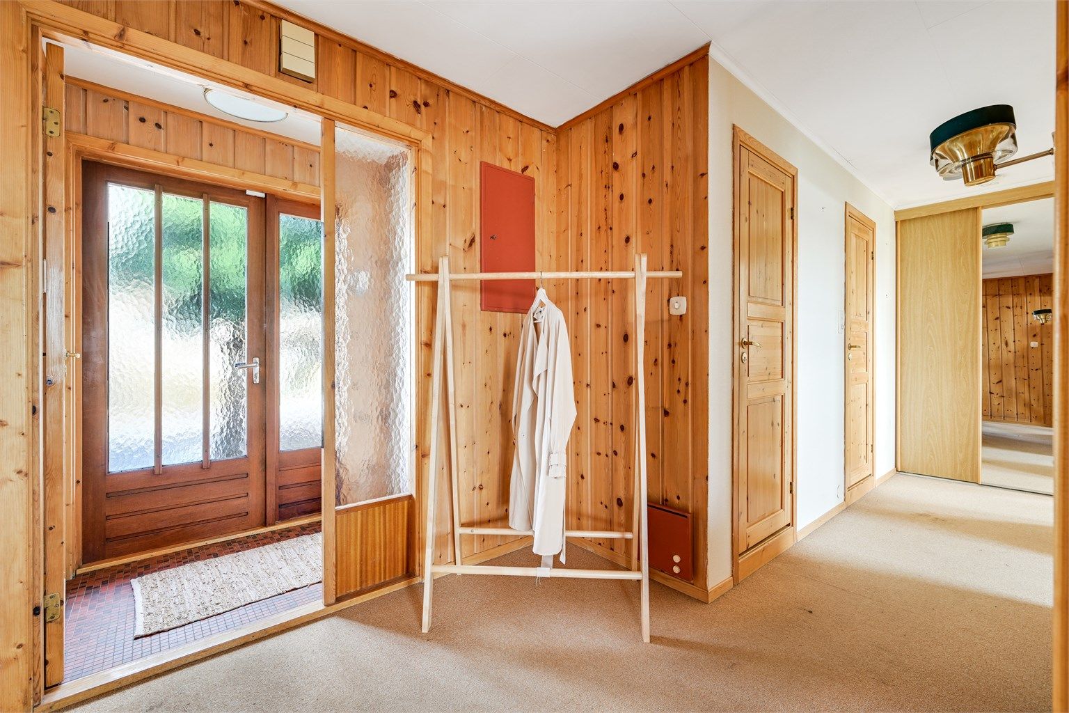 Inngangspartiet er romslig med vindfang og entre til husets 2 soverom, wc og bad, samt stue og kjøkken.