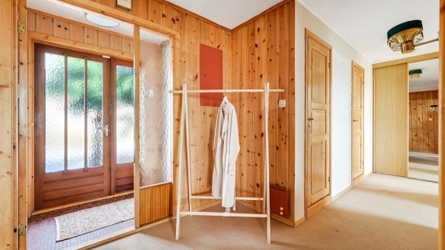 Inngangspartiet er romslig med vindfang og entre til husets 2 soverom, wc og bad, samt stue og kjøkken.