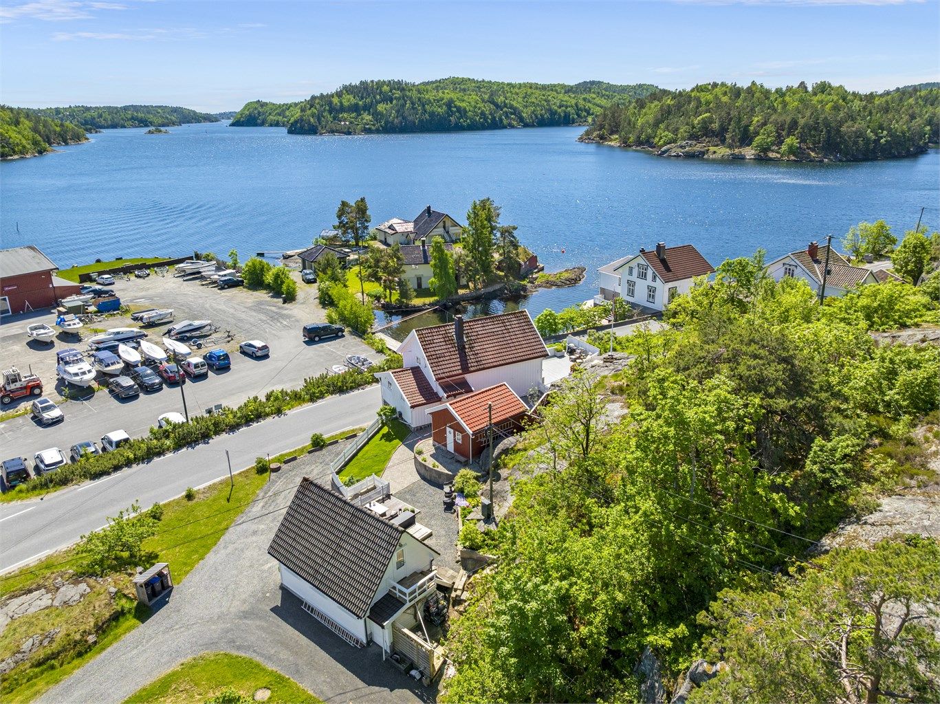 Området består av feriehus og helårsboliger med sin sentrale og sjønære beliggenhet. Det tar få minutter til sentrum i bil, men sentrum kan også enkelt nås med båt.