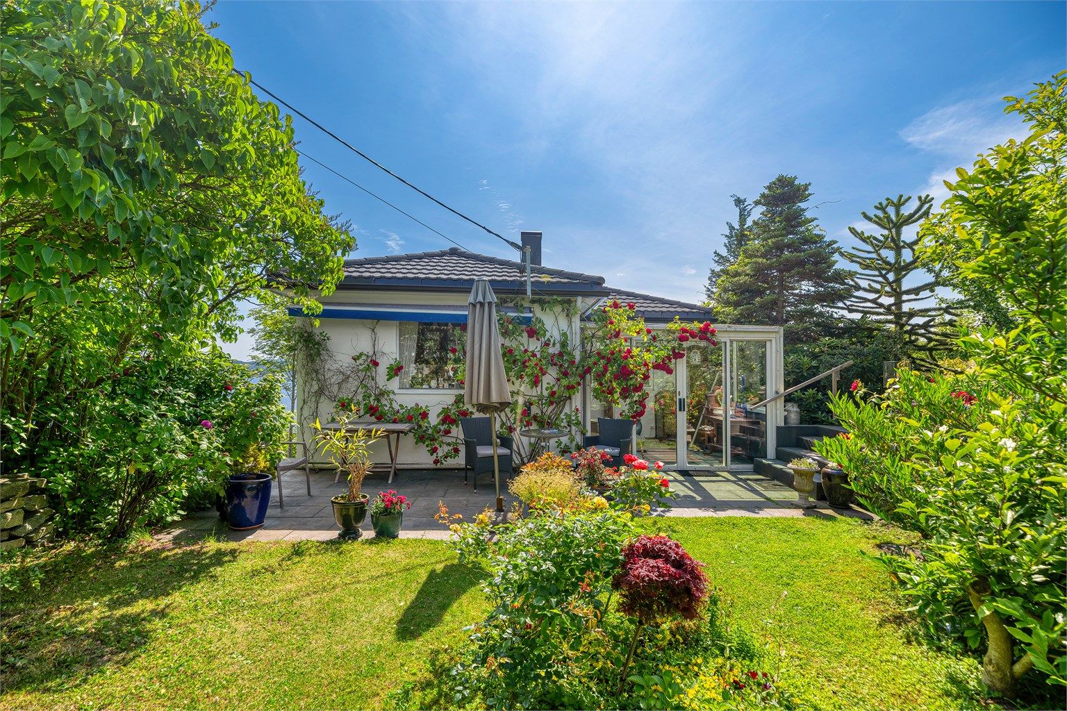 Boligen har en frodig hage med flott beplantning som passer både store og små. Her kan du nyte ettermiddag- og kveldssol. 