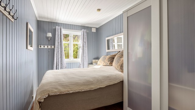 Soverommet har vindu som vender ut mot koselig uteområde.