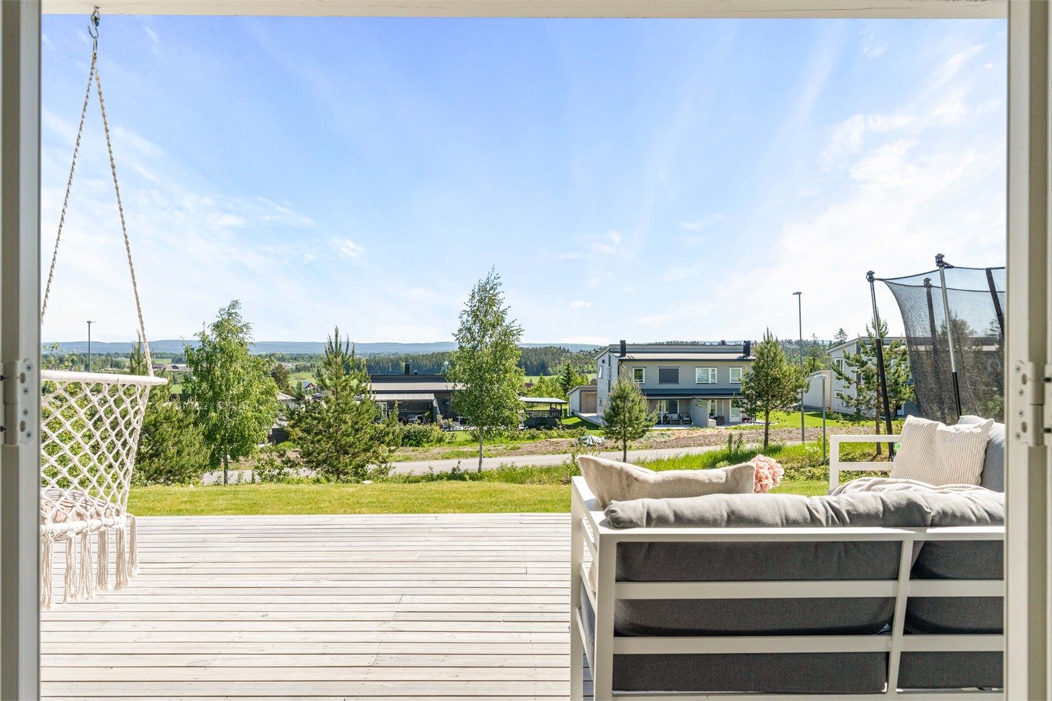 Den doble terrassedøren gjør det mulig å åpne opp stuen mot uteområdet og hagen.