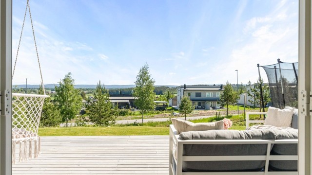 Den doble terrassedøren gjør det mulig å åpne opp stuen mot uteområdet og hagen.