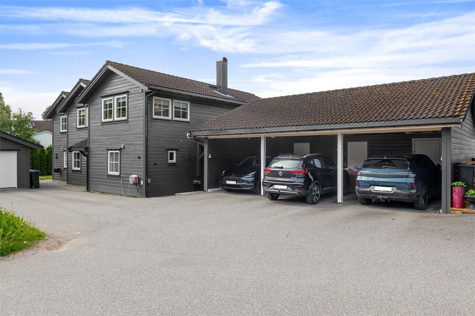 Tilknyttet carporten er en praktisk bod for ekstra lagring.
