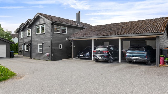 Tilknyttet carporten er en praktisk bod for ekstra lagring.