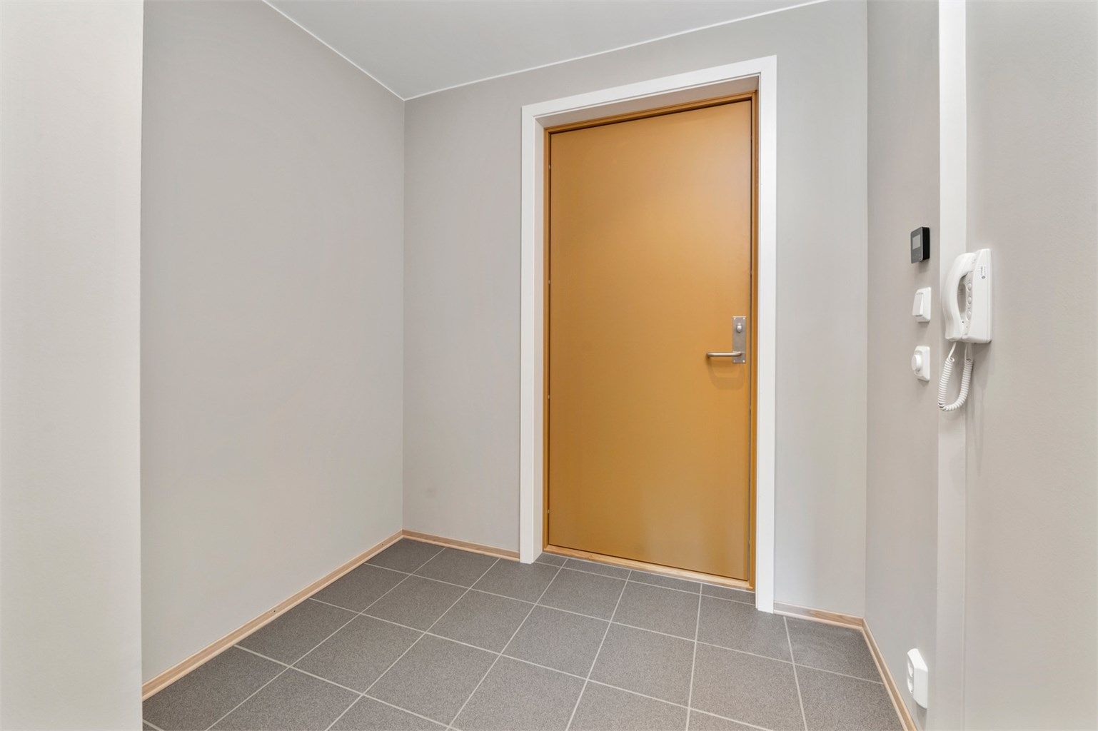  Velkommen inn! Entré med flislagt gulv med varme. 