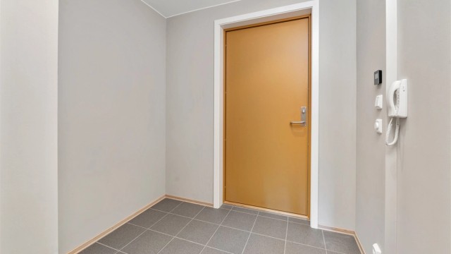 Velkommen inn! Entré med flislagt gulv med varme.