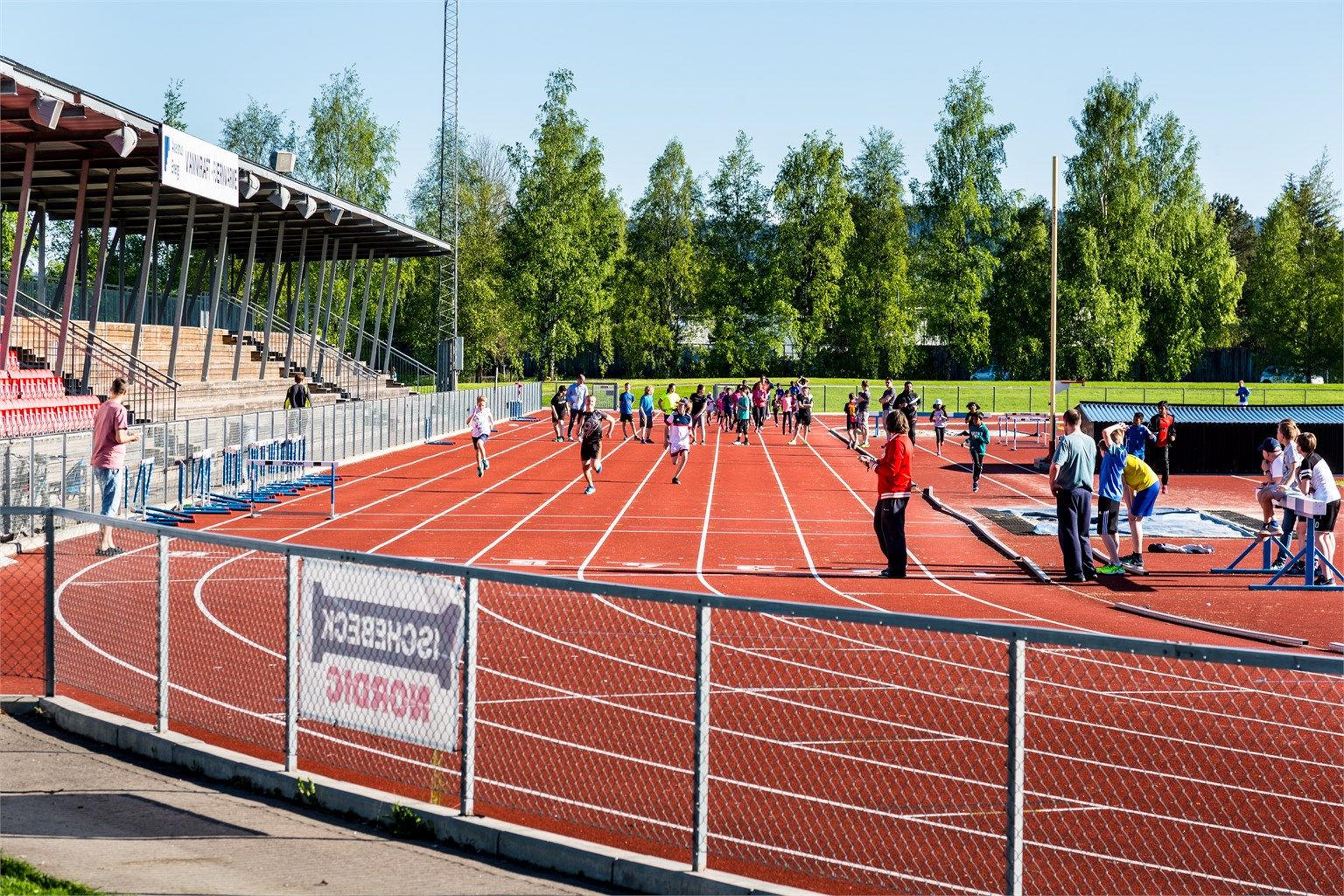 I nærområdet finnes det flere idrettsanlegg, inkludert Lillestrøm Arena.