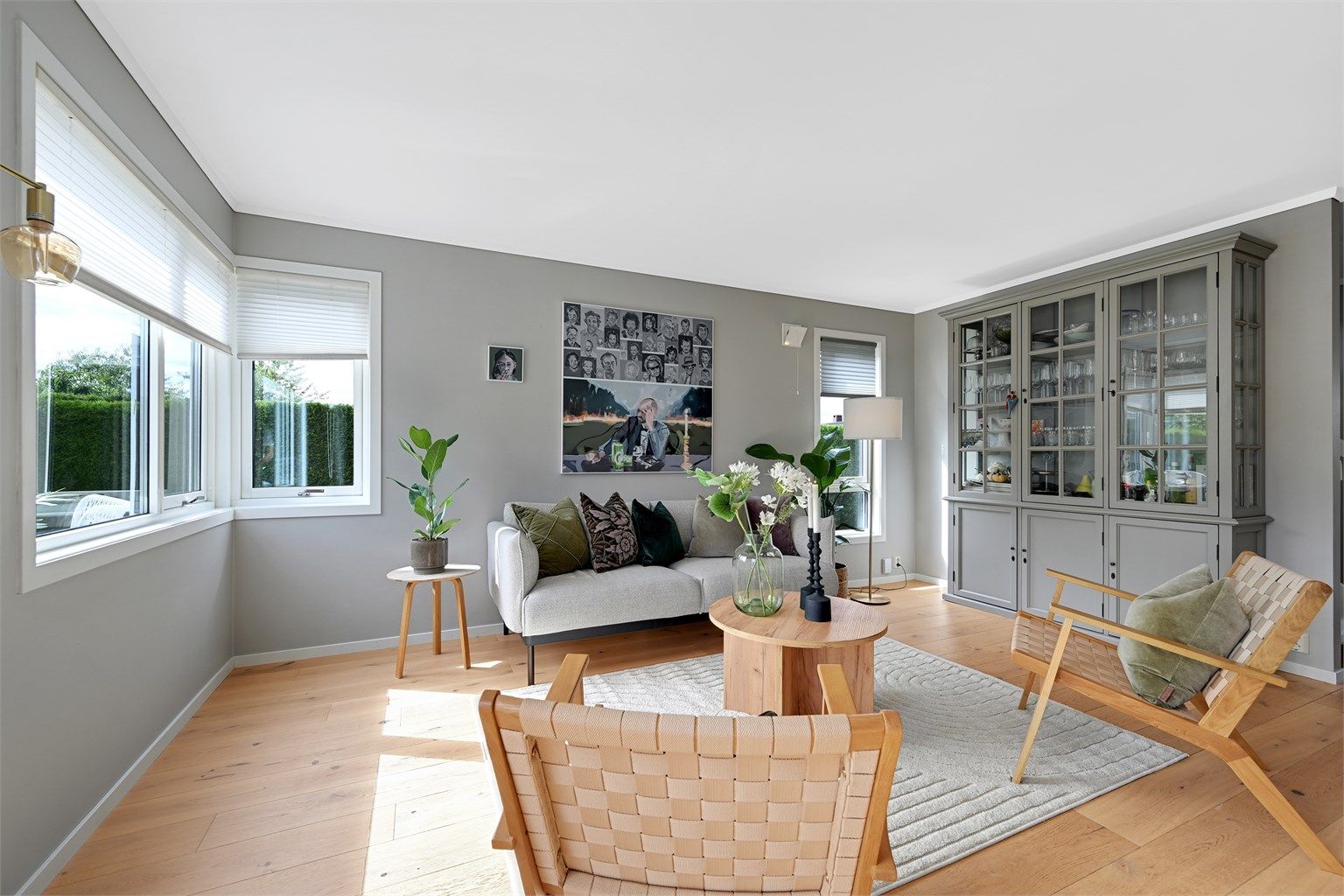 Stuen er lys med gode møblemeringsmuligheter.