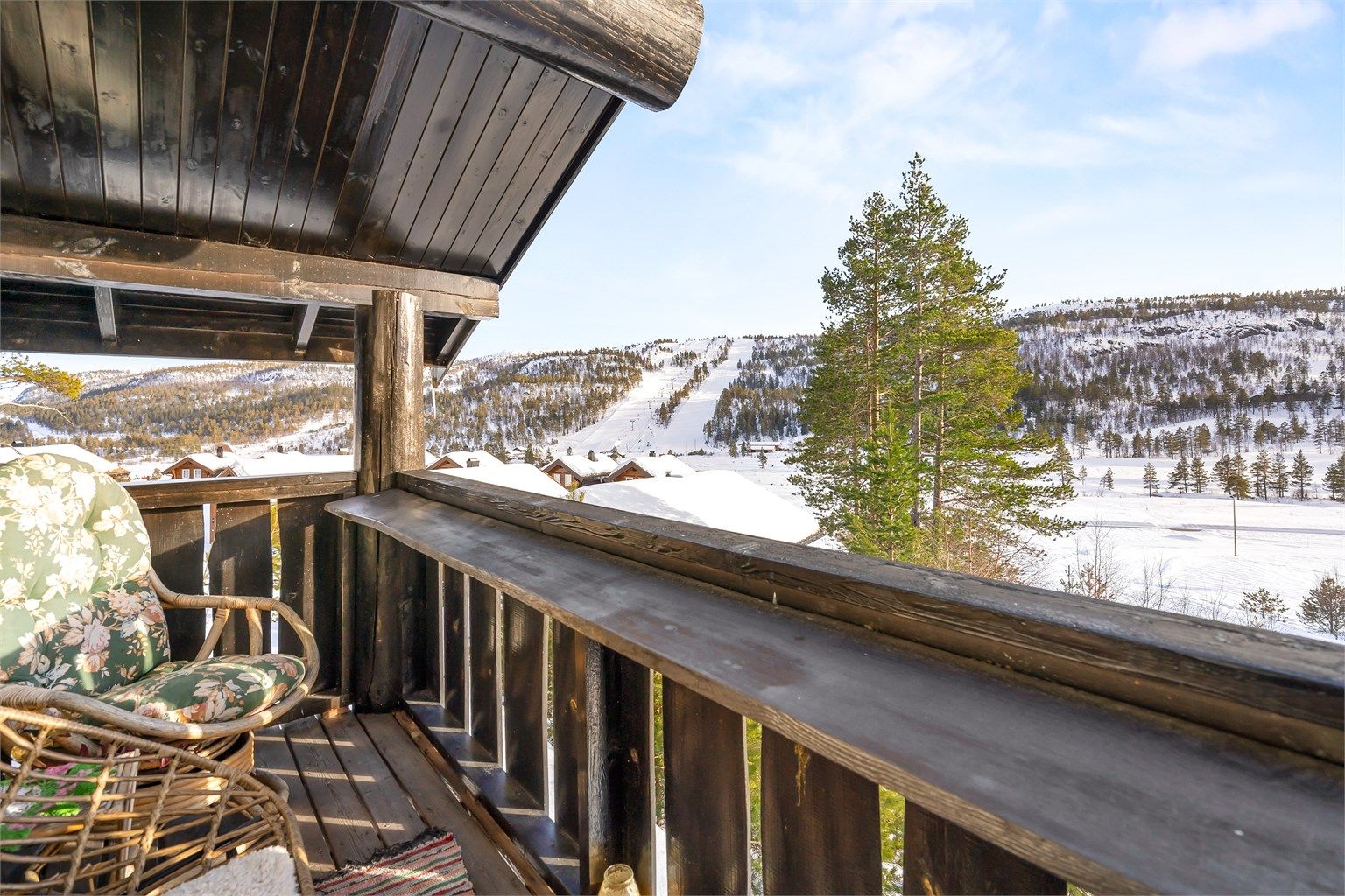 Gode solforhold og flott utsikt fra lun veranda i 2 etg . Utsikt mot skisenteret.