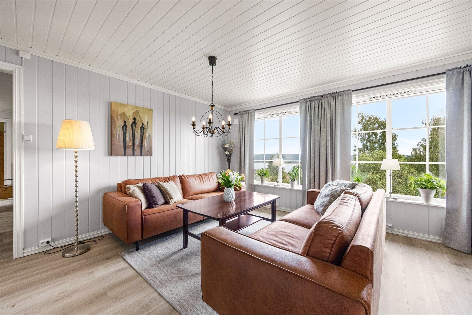 Her er det god plass for en stor sofagruppe for hele familien.