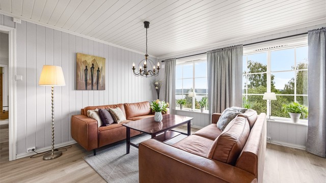 Her er det god plass for en stor sofagruppe for hele familien.
