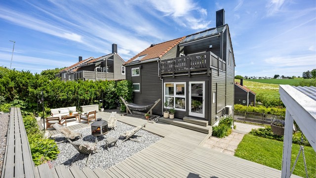 Boligen har en stor terrasse på ca. 77 m² med flere soner og utekjøkken fra 2024.