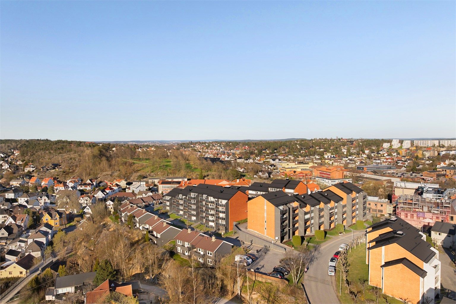 På St. Hansfjellet bor du sentralt og samtidig tilbaketrukket i rolige omgivelser over byen. 