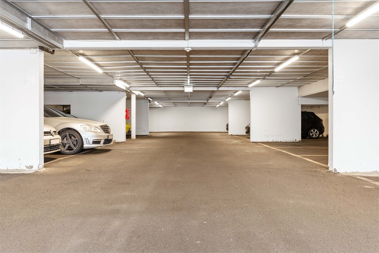 Det medfølger en parkeringsplass i felles garasjeanlegg, samt en kjellerbod på 4 m².