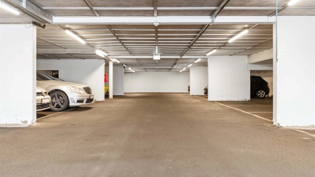 Det medfølger en parkeringsplass i felles garasjeanlegg, samt en kjellerbod på 4 m².