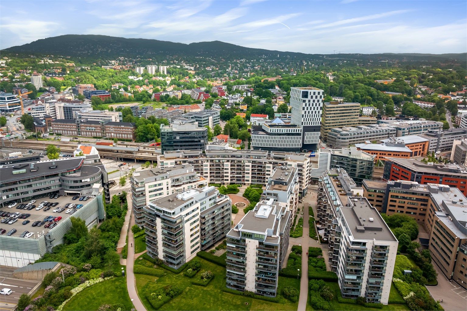 Skøyen stasjon ligger kun et par minutters gange unna, med hyppige avganger for tog, flytog og buss.