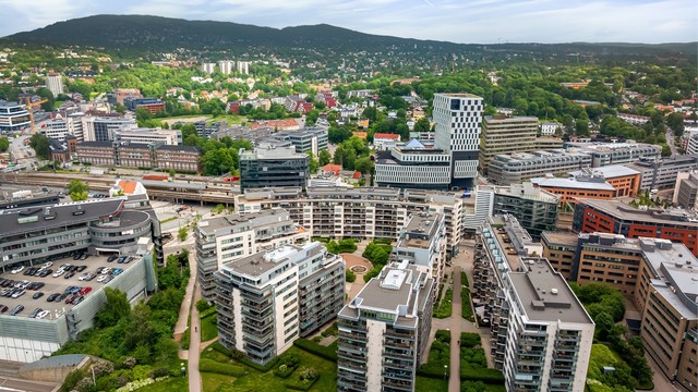 Skøyen stasjon ligger kun et par minutters gange unna, med hyppige avganger for tog, flytog og buss.