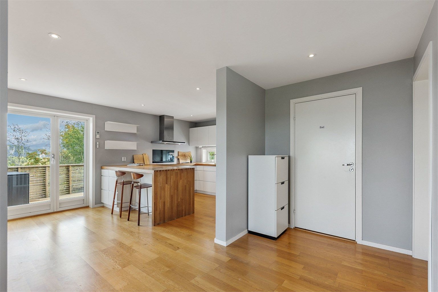 Kjøkkenet ligger i delvis åpen løsning mot stuen, noe som skaper en sosial arena.