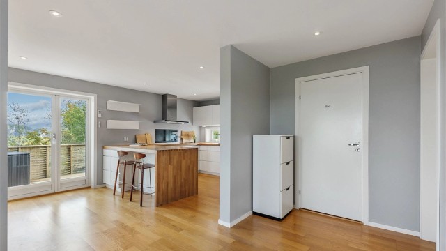 Kjøkkenet ligger i delvis åpen løsning mot stuen, noe som skaper en sosial arena.