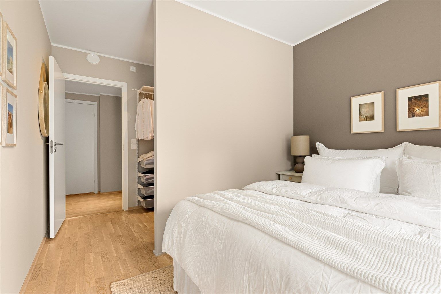 Praktisk løsning med lettvegg mellom soveroms- del og garderobe. Lettvegg ble etablert i 2022.