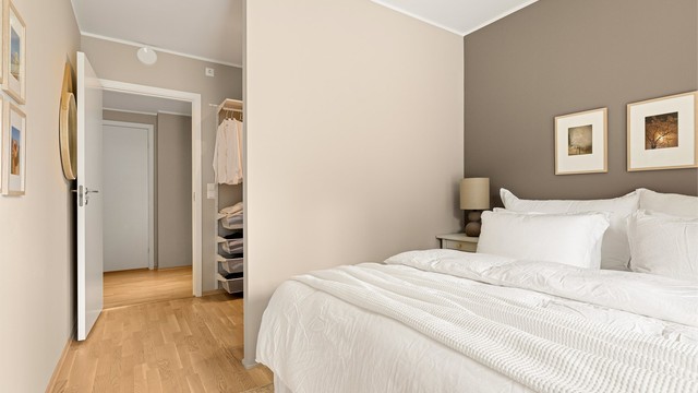Praktisk løsning med lettvegg mellom soveroms- del og garderobe. Lettvegg ble etablert i 2022.