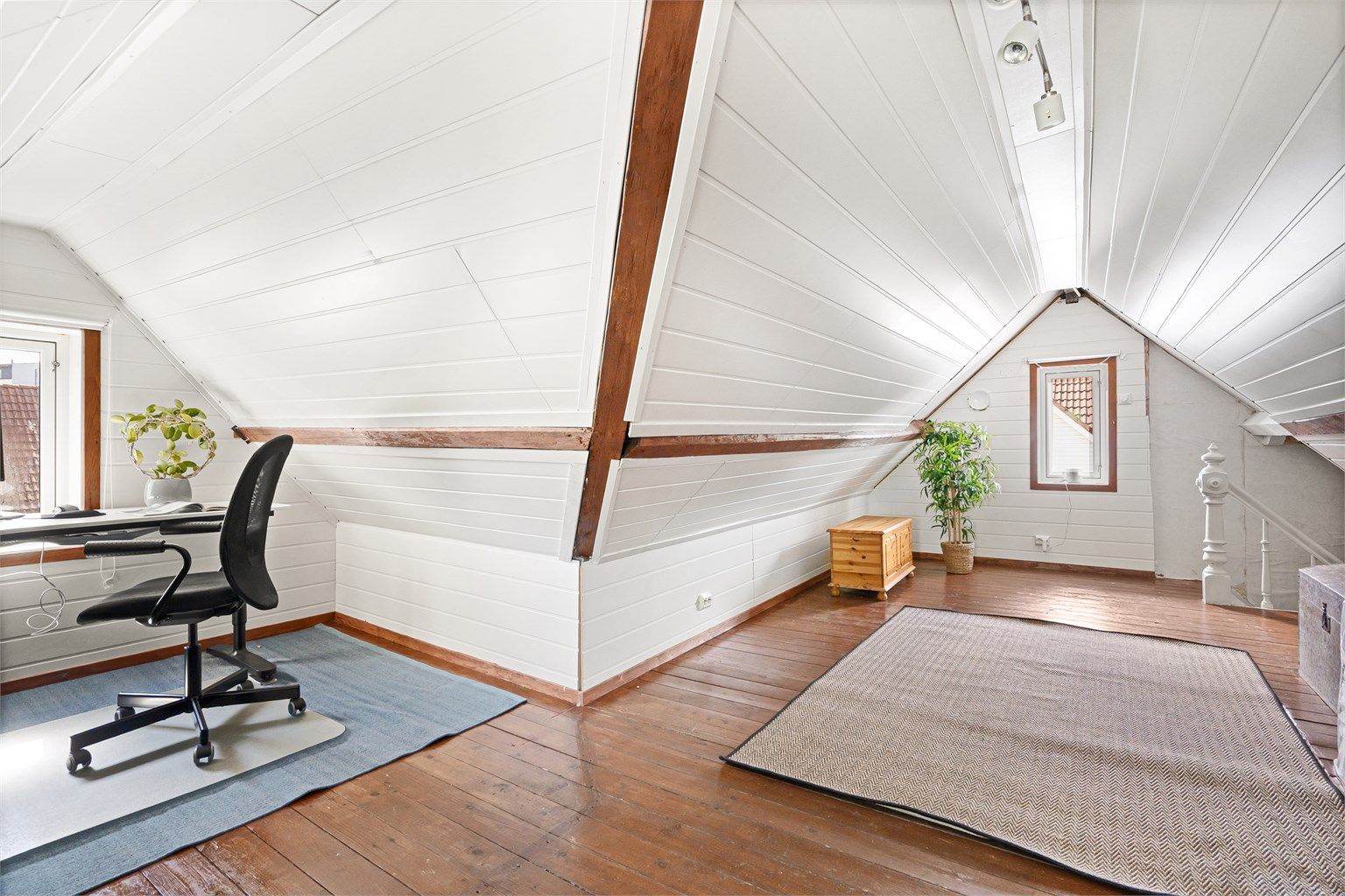 Loftet er innredet som loftsrom og har vært benyttet som både gjesterom og kontor av dagens eier. 
Det er tregulv og malt panel på vegg. Loftet er også et godt rom for oppbevaring, dersom man ikke behøver kontor eller gjesterom. 