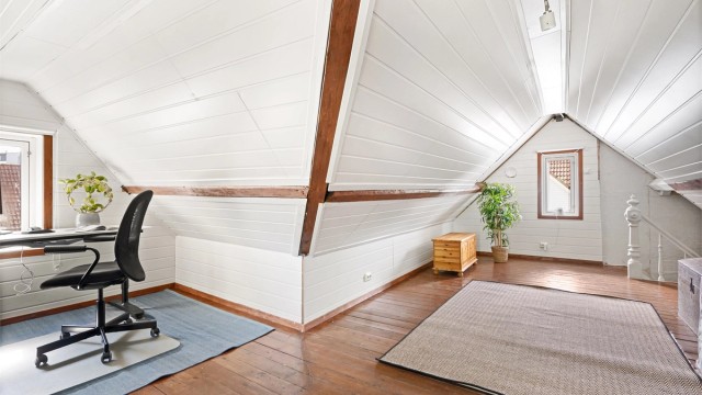Loftet er innredet som loftsrom og har vært benyttet som både gjesterom og kontor av dagens eier.
Det er tregulv og malt panel på vegg. Loftet er også et godt rom for oppbevaring, dersom man ikke behøver kontor eller gjesterom.
