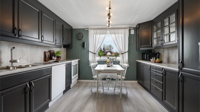 Romslig kjøkken med god plass og gode muligheter. Kjøkken med profilerte fronter og overskap med belysning under, samt ventilator tilkoblet avtrekkskanal.