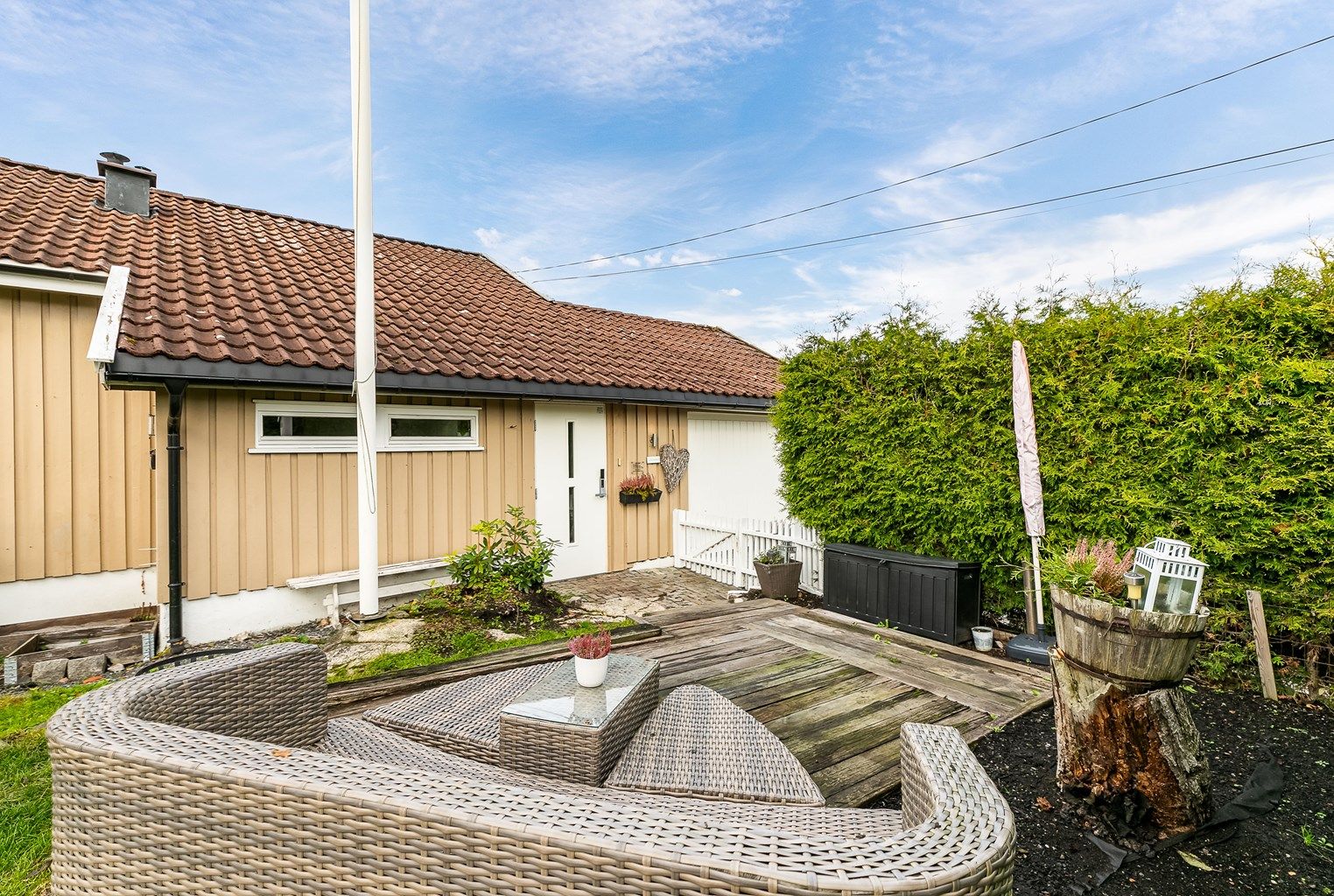 Uteplasser er anlagt på begge sider for å dra nytte av de generelt gode solforholdene på tomten.