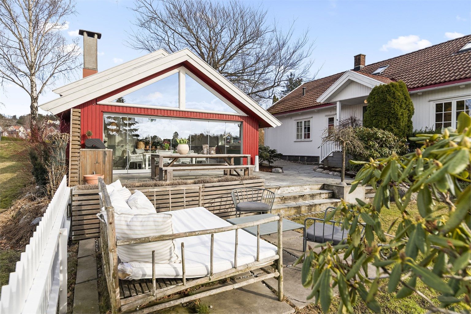 Uteområdet er en flott forlengelse av boligen, med flere soner for avslapning og sosiale lag.