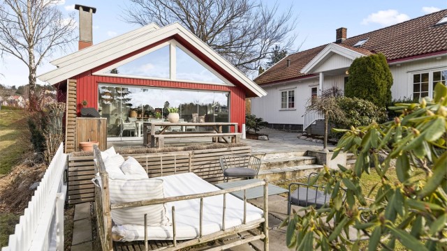 Uteområdet er en flott forlengelse av boligen, med flere soner for avslapning og sosiale lag.
