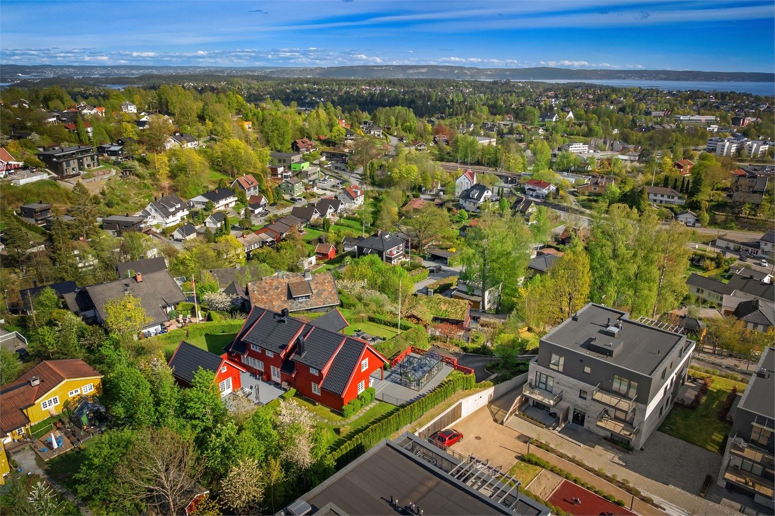 Her bor dere med nærhet til tog, barnehager, skoler, butikker og flotte turområder