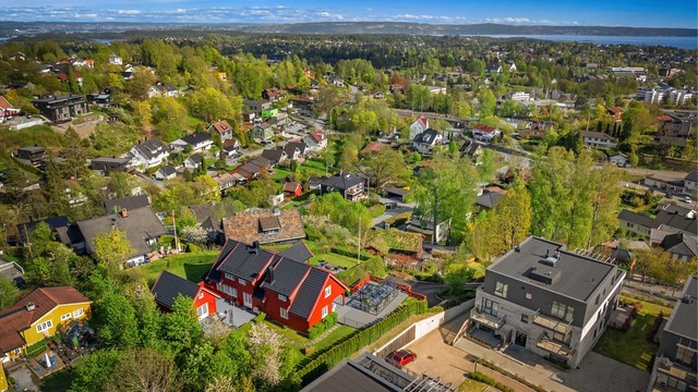 Her bor dere med nærhet til tog, barnehager, skoler, butikker og flotte turområder