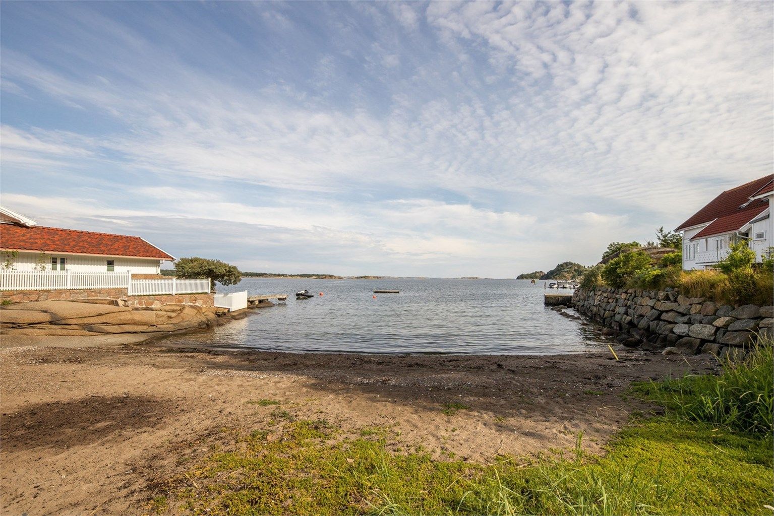 Innenfor gangavstand finner du Lahelle badestrand som er en kjent samlingsplass på Sankthans aften med stort bål, samt hygge og moro for store og små.