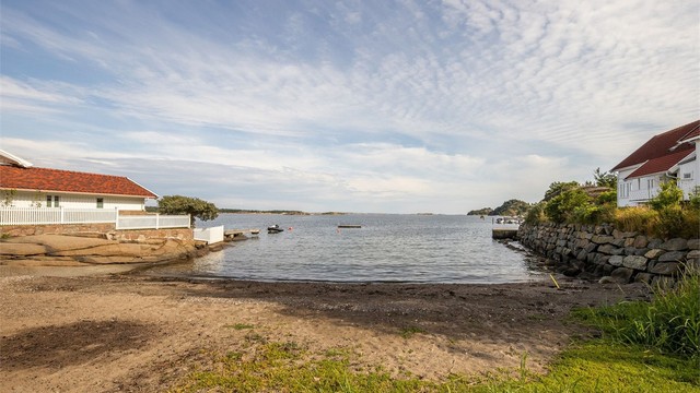 Innenfor gangavstand finner du Lahelle badestrand som er en kjent samlingsplass på Sankthans aften med stort bål, samt hygge og moro for store og små.