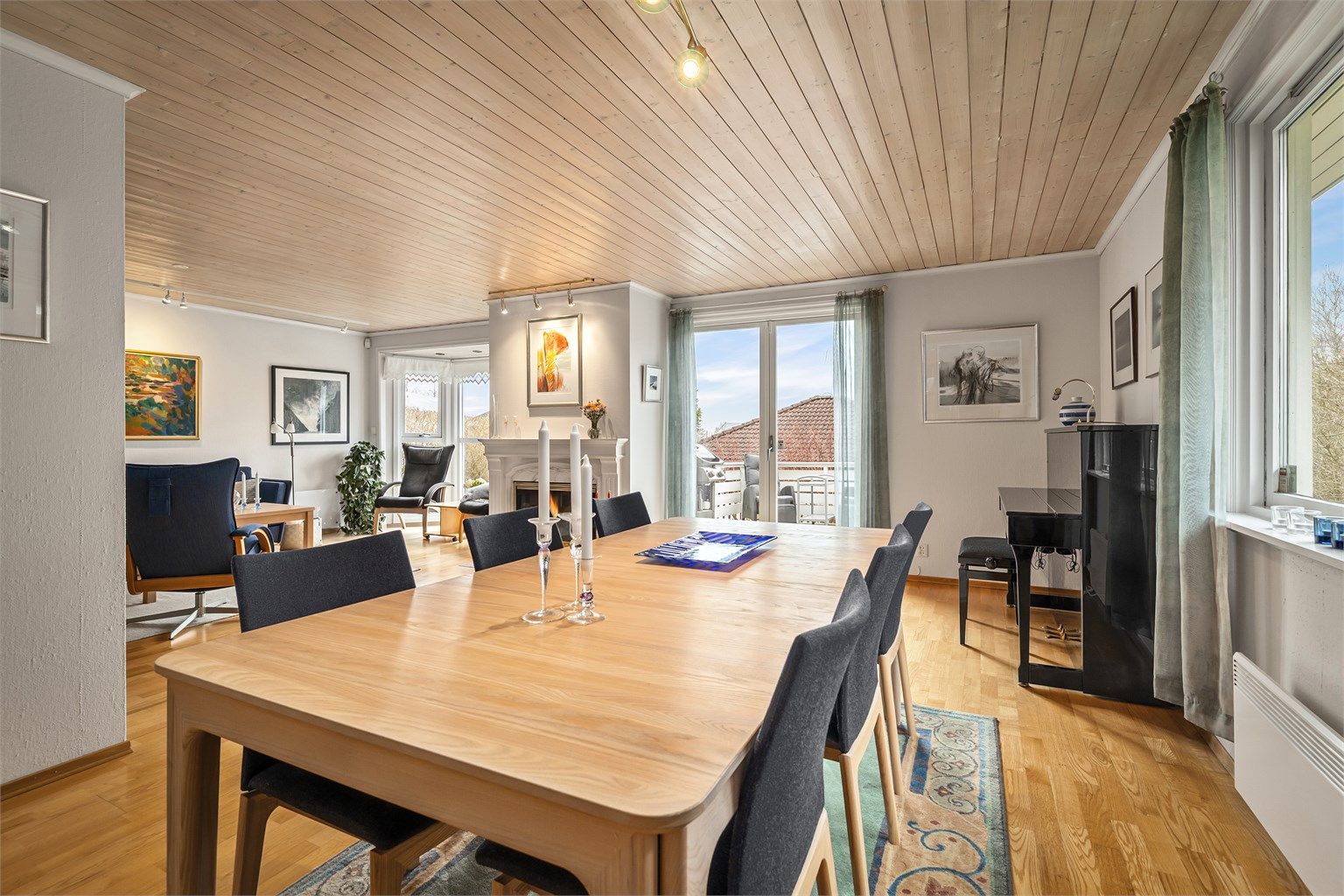 Spisestuen rommer fint et stort langbord.