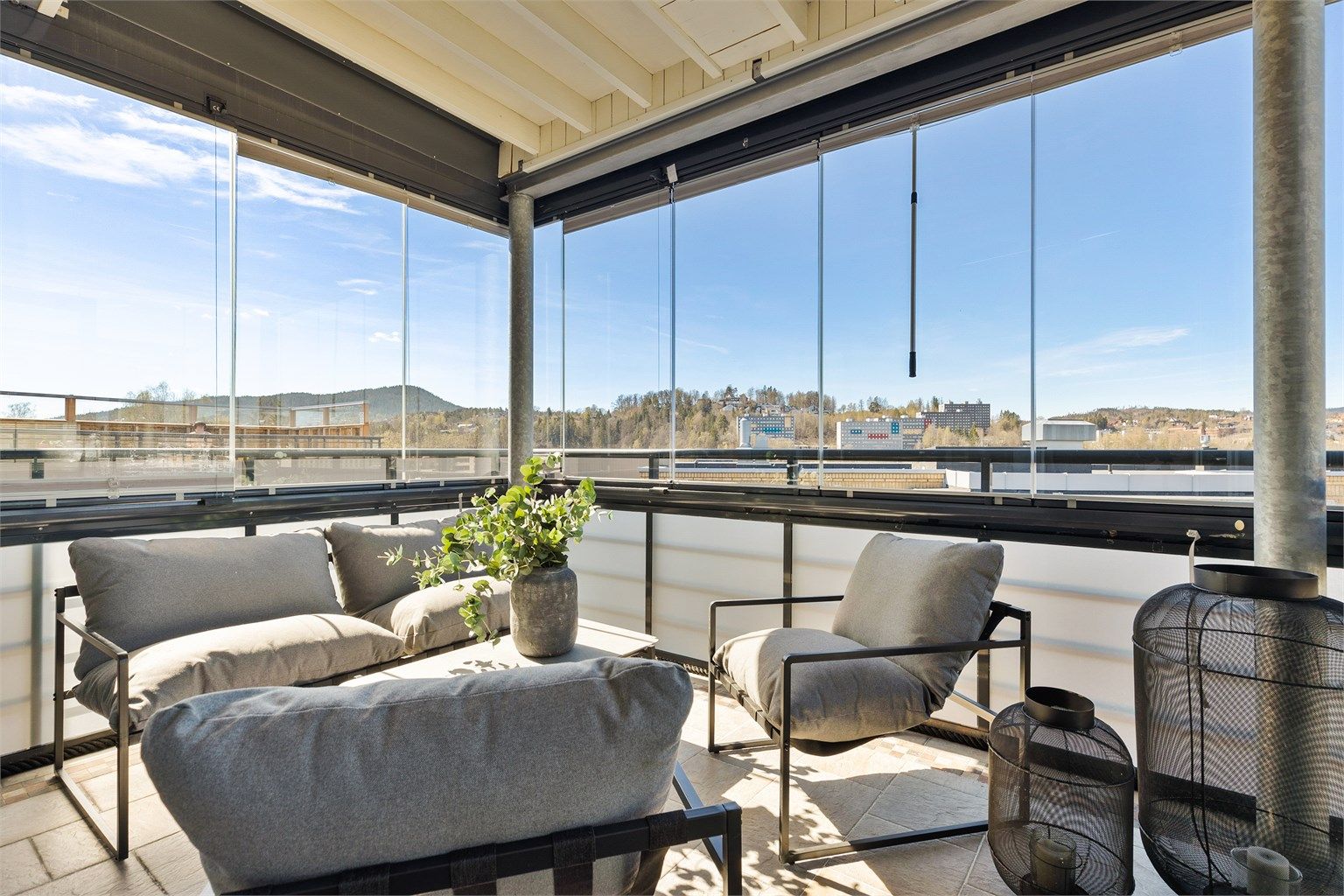 Den innglassede balkongen med utgang fra stuen.