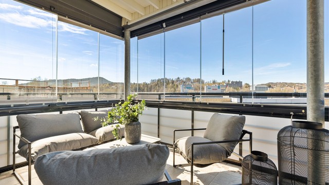 Den innglassede balkongen med utgang fra stuen.