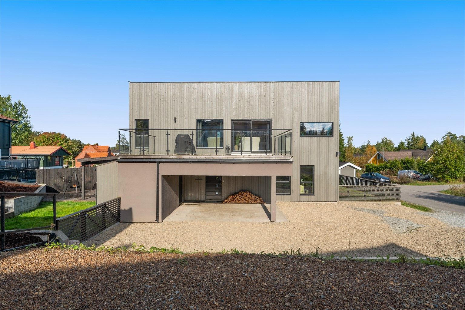 Parkering i carport med bod i bakkant og direkte inngang til boligen. 