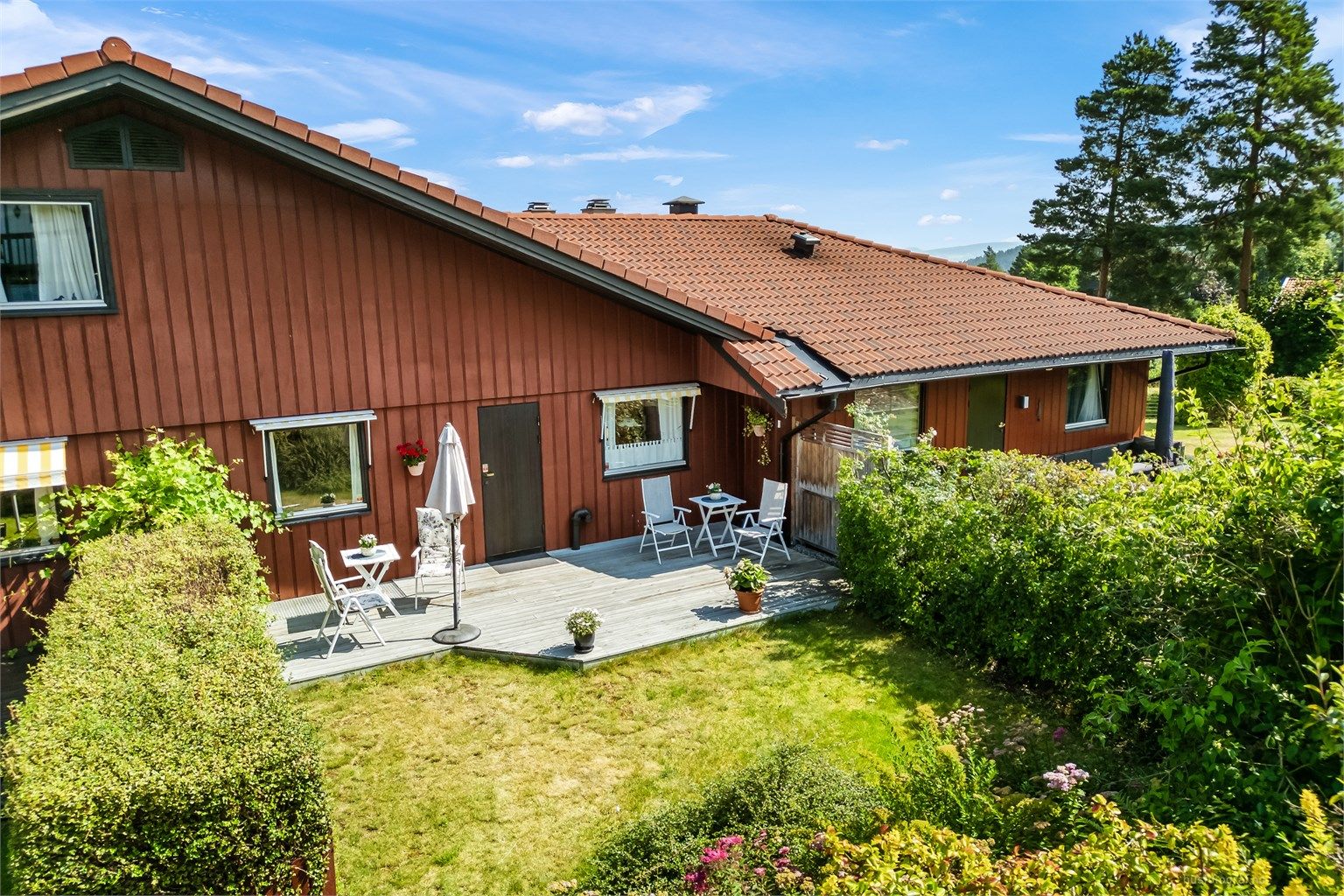 Boligen har i tillegg en romslig terrasse på ca. 23 kvm med adkomst fra vaskerommet. 