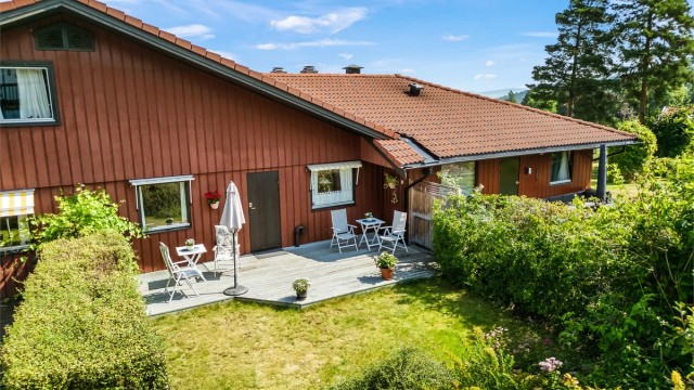 Boligen har i tillegg en romslig terrasse på ca. 23 kvm med adkomst fra vaskerommet.