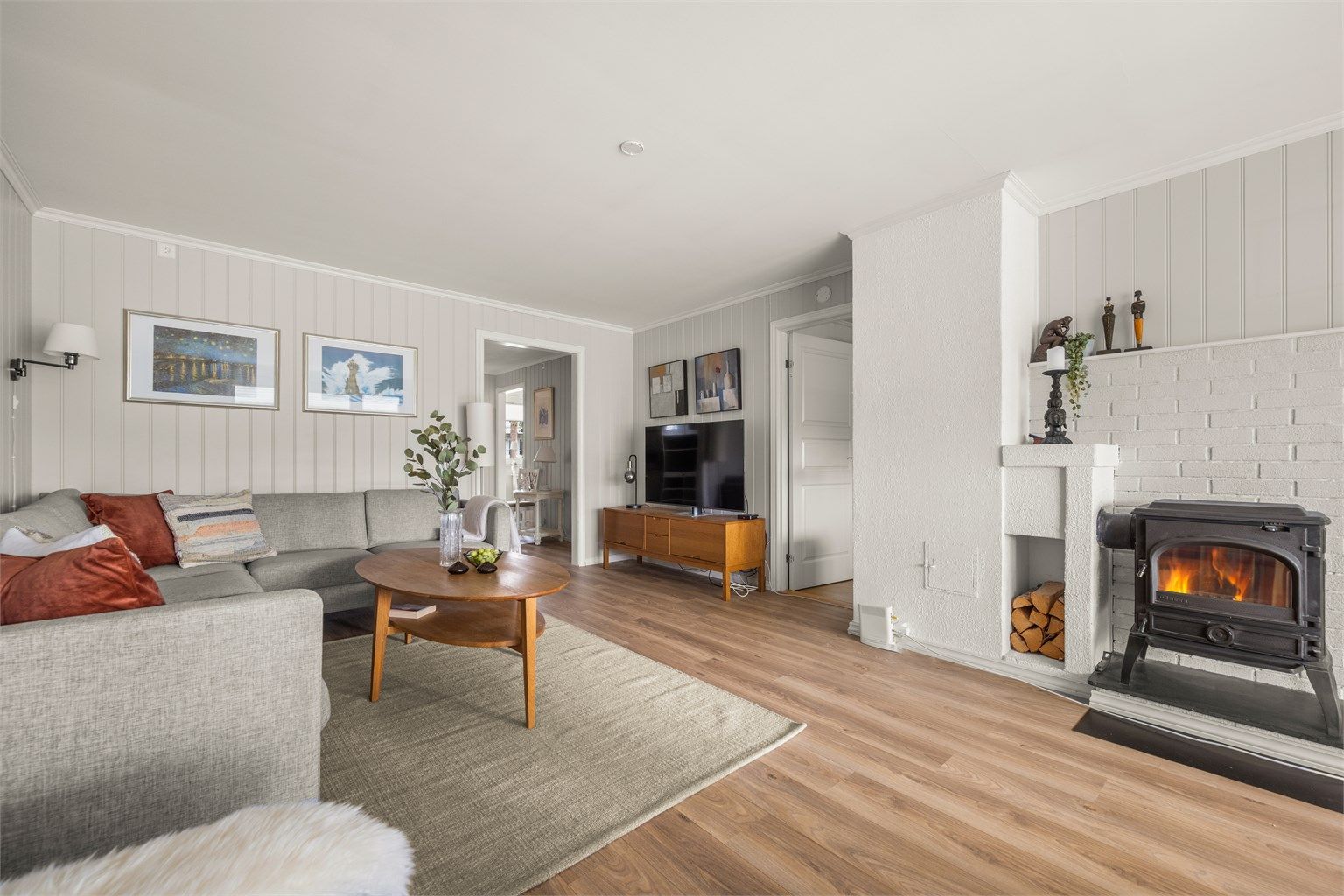 Lys, og pen stue som har vedovn for ekstra varme og hygge.
Foto: Martine Eren Jacobsen