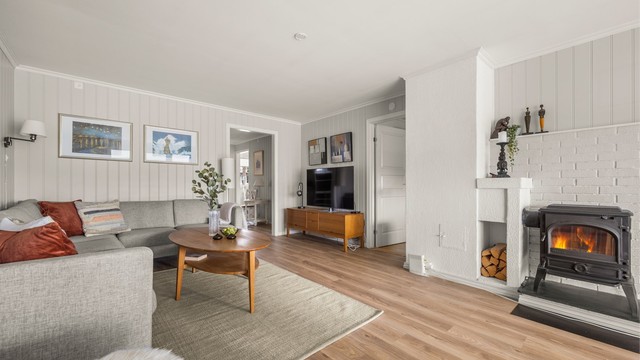 Lys, og pen stue som har vedovn for ekstra varme og hygge.
Foto: Martine Eren Jacobsen
