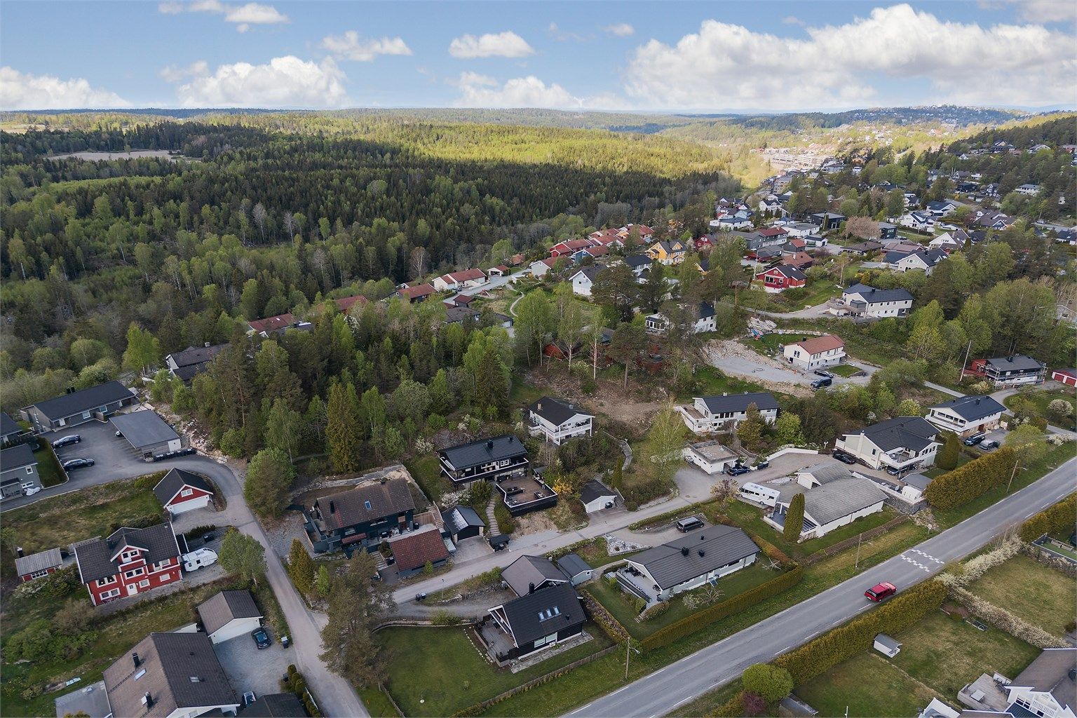 Fra eiendommen er det gangavstand til Langhus stasjon, hvor toget tar deg til Oslo S på litt over 20 minutter.