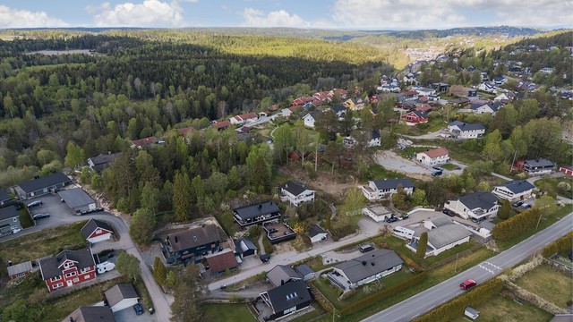 Fra eiendommen er det gangavstand til Langhus stasjon, hvor toget tar deg til Oslo S på litt over 20 minutter.