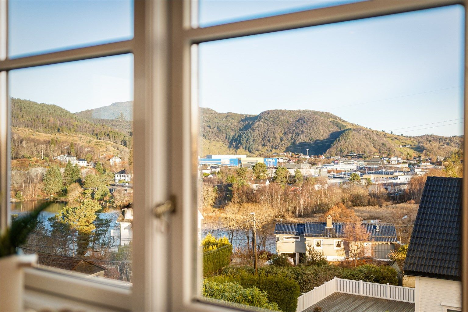 Fra eiendommen har man en nydelig utsikt og sol fra tidlig morgen til sent på kveld. 