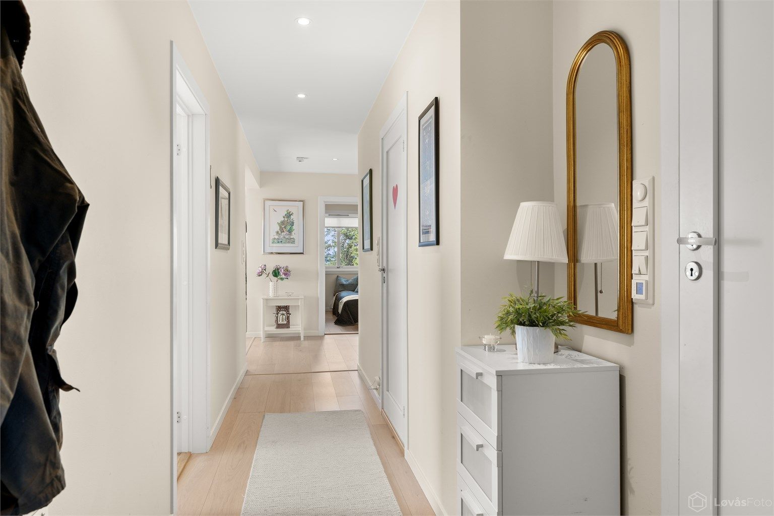 Gangen leder videre til soveromsavdelingen, bad og toalettrom.